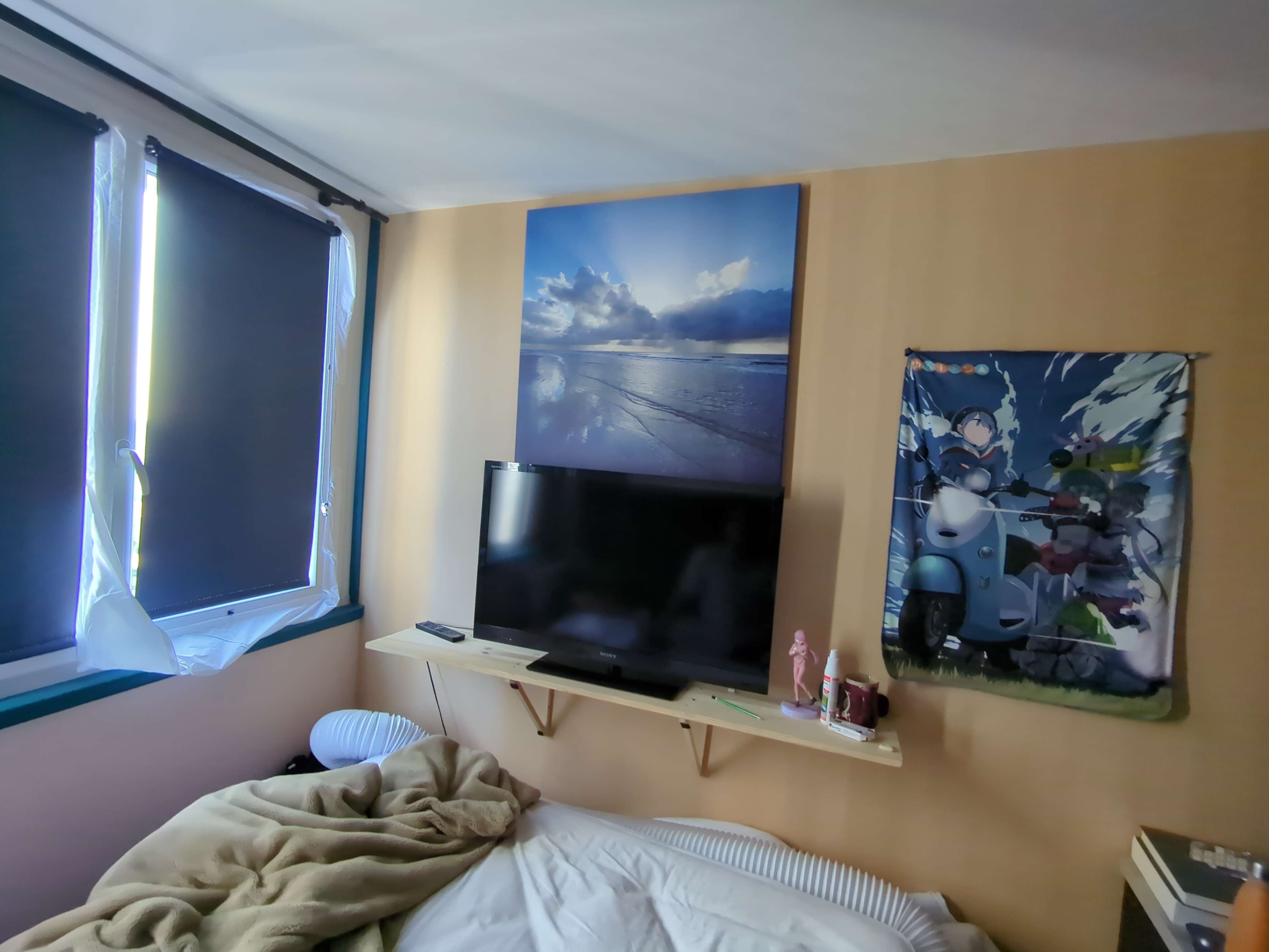 canvas_framed_bedroom.jpg